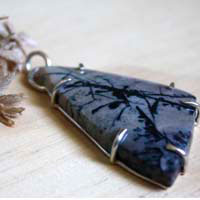 Print, Japanese ukiyo-e pendant in silver and tiffany