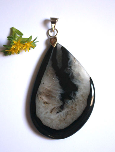 Prisma, vintage style pendant in silver and quartz