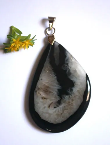 Prisma, vintage style pendant in silver and quartz