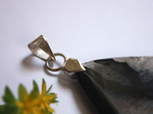 Prisma, vintage style pendant in silver and quartz