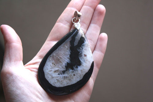 Prisma, vintage style pendant in silver and quartz