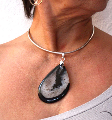 Prisma, vintage style pendant in silver and quartz