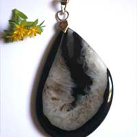 Prisma, vintage style pendant in silver and quartz