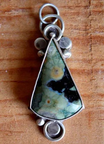 Quetzalcóatl, Aztec pyramid pendant in silver and rainforest jasper