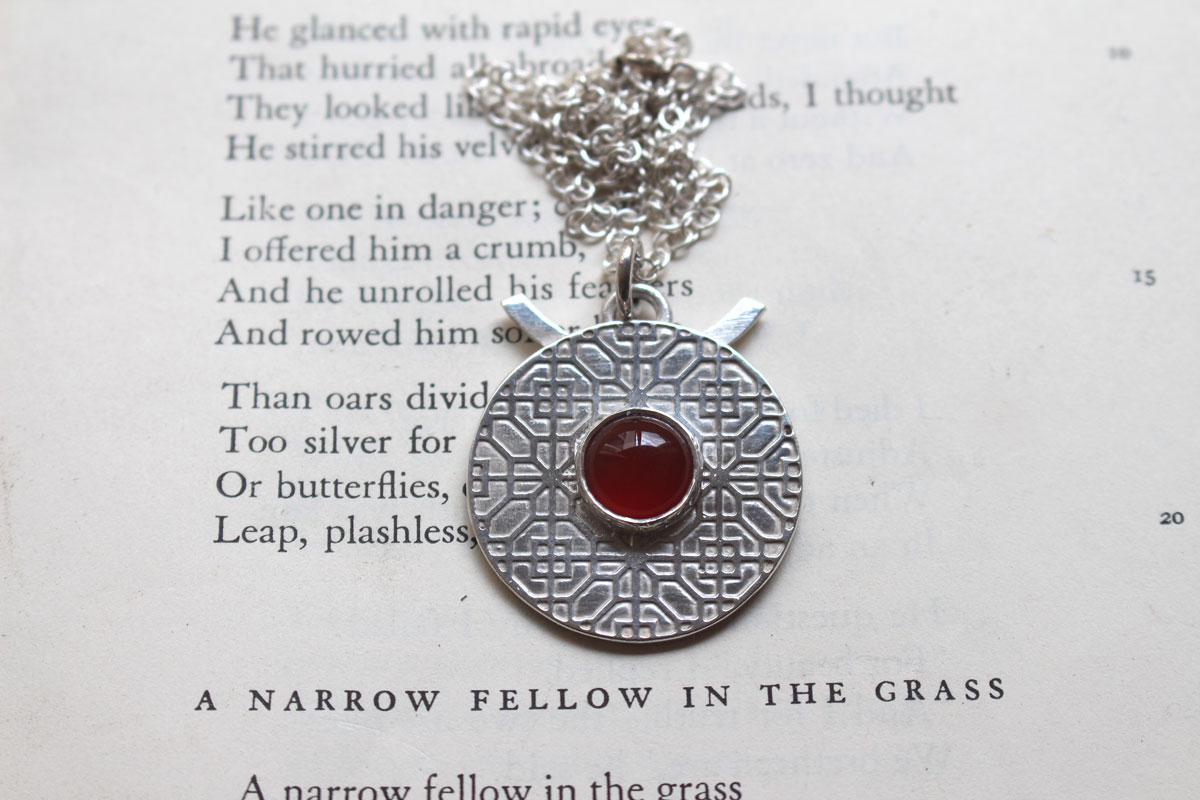 Red door, Chinese architecture necklace in silver and carnelian