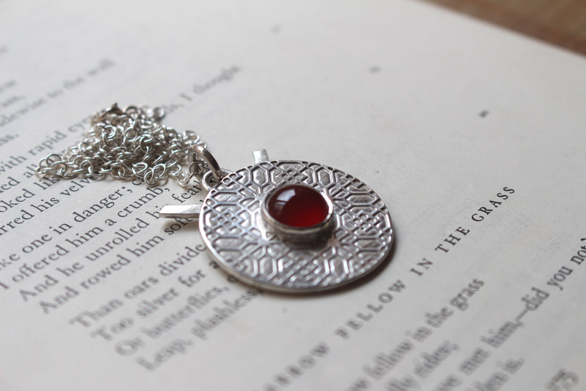 Red door, Chinese architecture necklace in silver and carnelian
