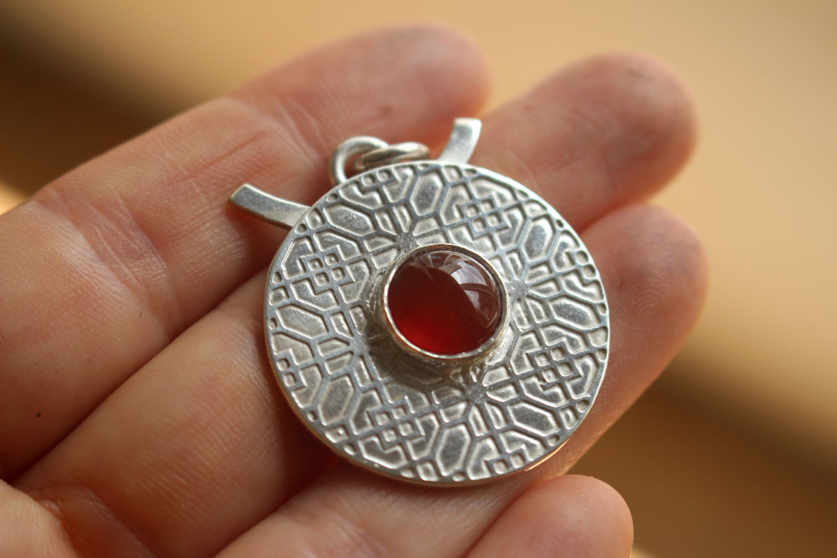 Red door, Chinese architecture necklace in silver and carnelian