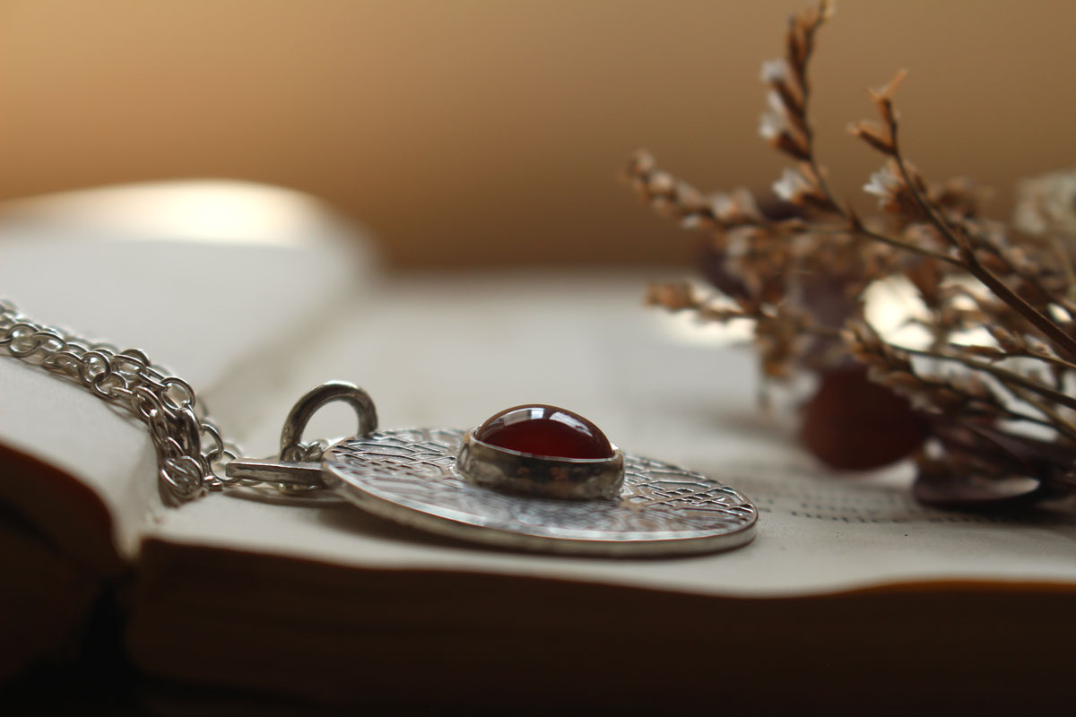 Red door, Chinese architecture necklace in silver and carnelian