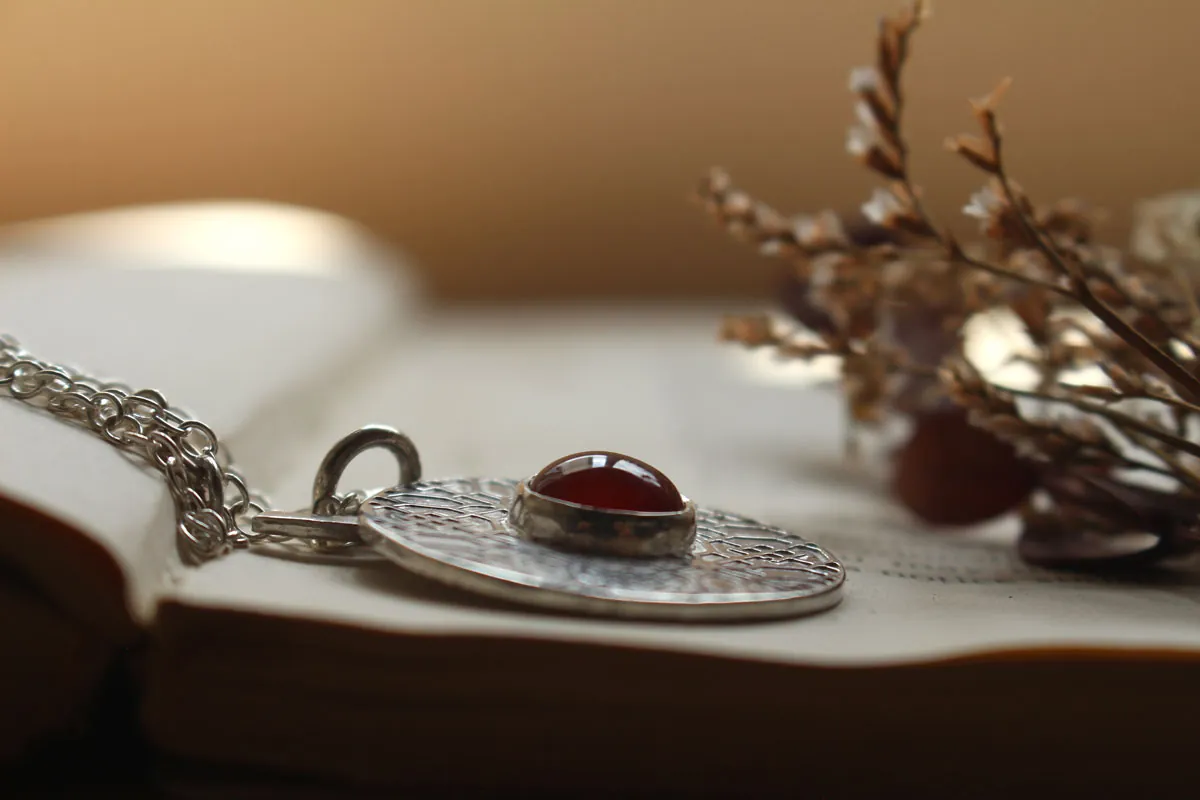 Red door, Chinese architecture necklace in silver and carnelian