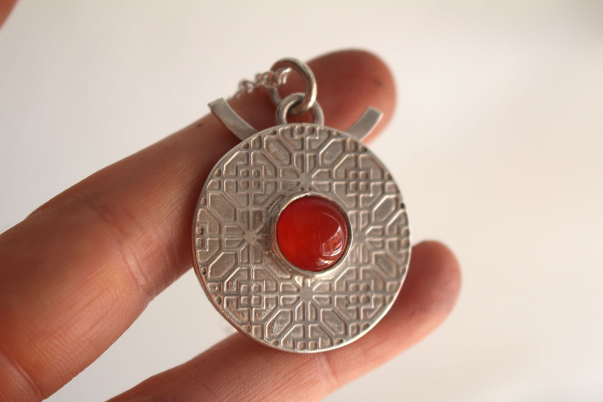 Red door, Chinese architecture necklace in silver and carnelian