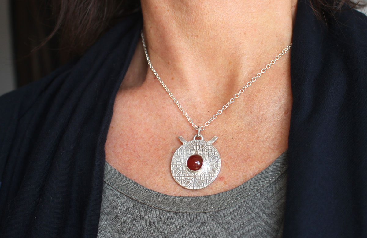 Red door, Chinese architecture necklace in silver and carnelian