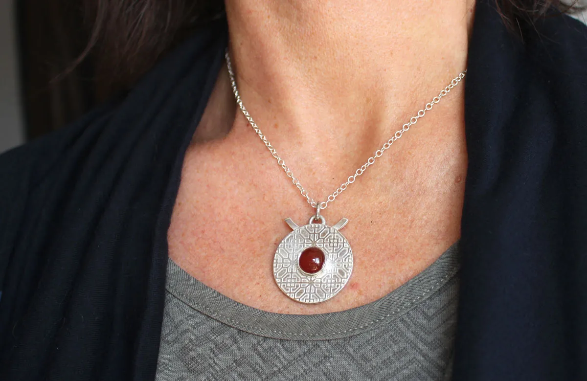 Red door, Chinese architecture necklace in silver and carnelian