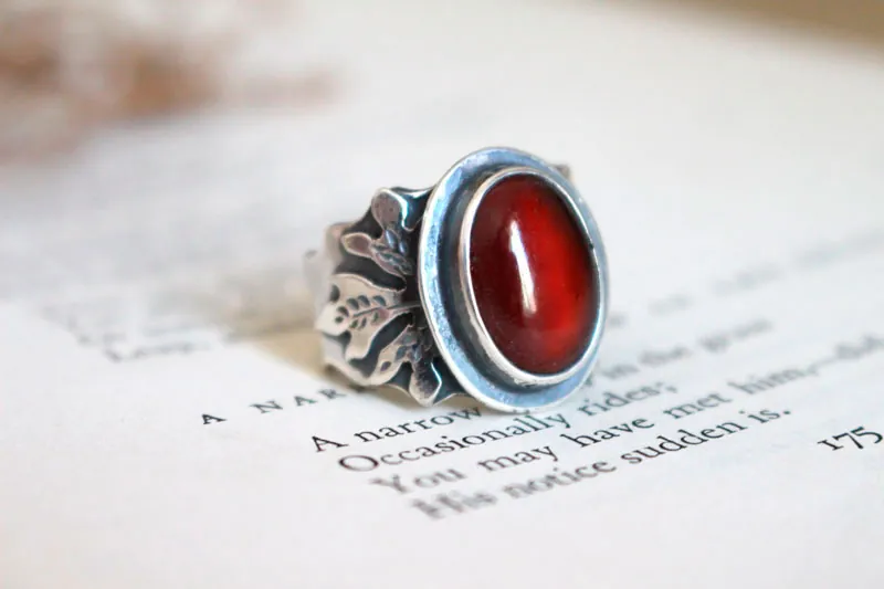 Red leaf, oak ring in silver and garnet