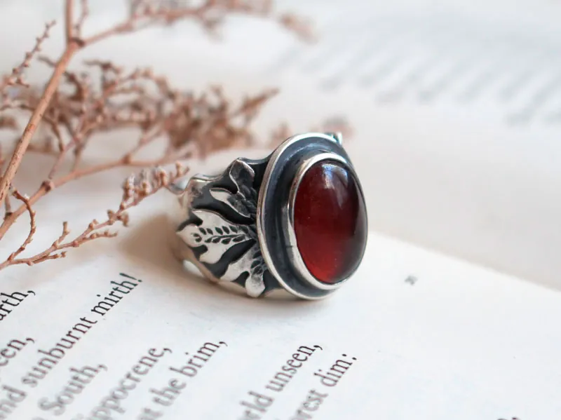 Red leaf, oak ring in silver and garnet