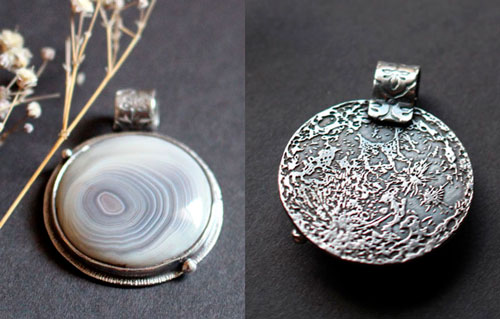 Ricochets under the full moon, astronomical pendant in silver and Botswana agate