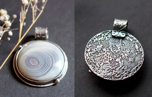 Ricochets under the full moon, astronomical pendant in silver and Botswana agate