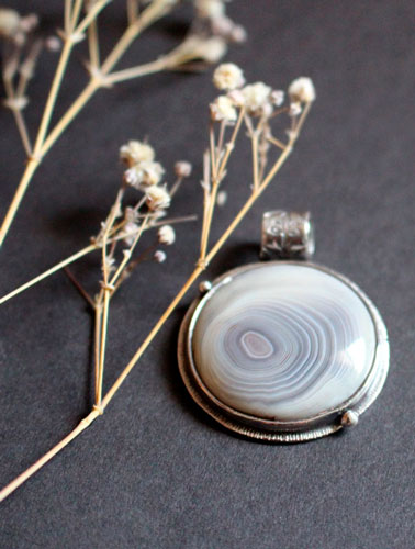 Ricochets under the full moon, astronomical pendant in silver and Botswana agate