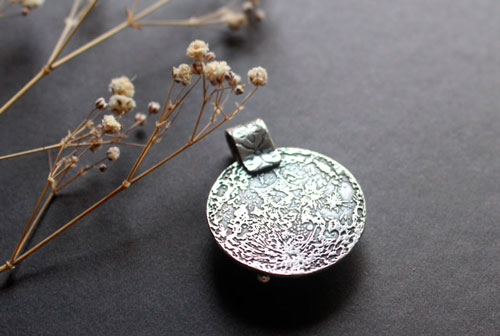 Ricochets under the full moon, astronomical pendant in silver and Botswana agate