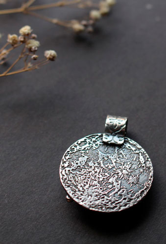 Ricochets under the full moon, astronomical pendant in silver and Botswana agate