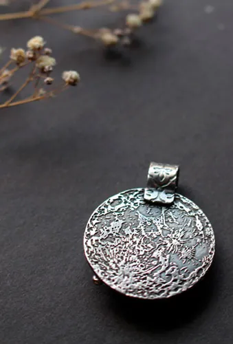 Ricochets under the full moon, astronomical pendant in silver and Botswana agate