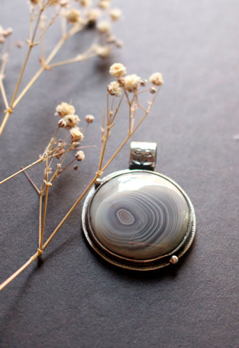 Ricochets under the full moon, astronomical pendant in silver and Botswana agate