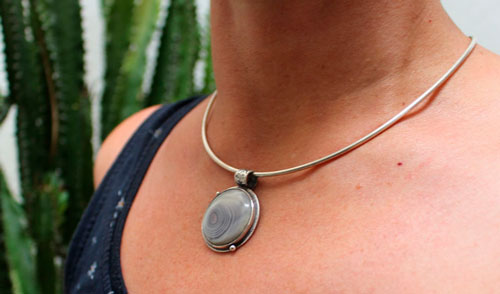 Ricochets under the full moon, astronomical pendant in silver and Botswana agate