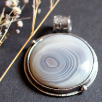 Ricochets under the full moon, astronomical pendant in silver and Botswana agate