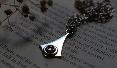 Roz, kite necklace in sterling silver and pink zircon