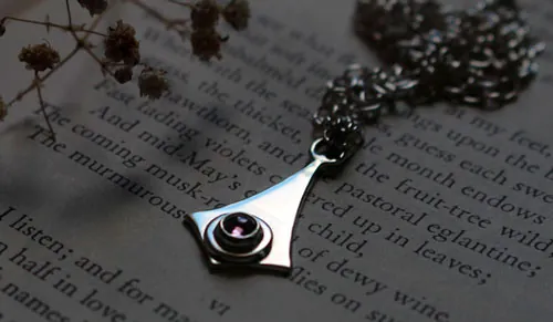 Roz, kite necklace in sterling silver and pink zircon
