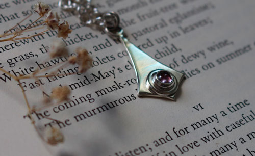 Roz, kite necklace in sterling silver and pink zircon