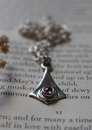 Roz, kite necklace in sterling silver and pink zircon