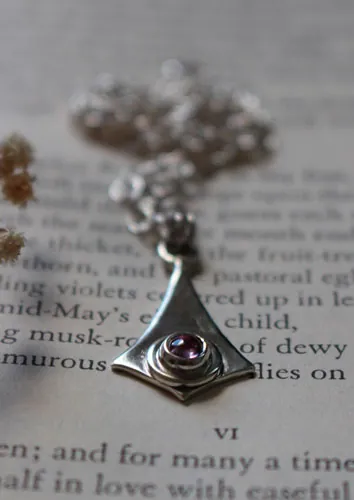 Roz, kite necklace in sterling silver and pink zircon