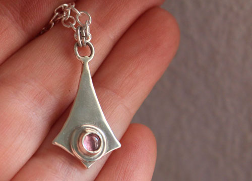 Roz, kite necklace in sterling silver and pink zircon