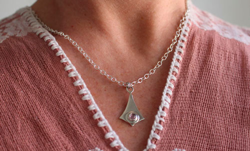 Roz, kite necklace in sterling silver and pink zircon