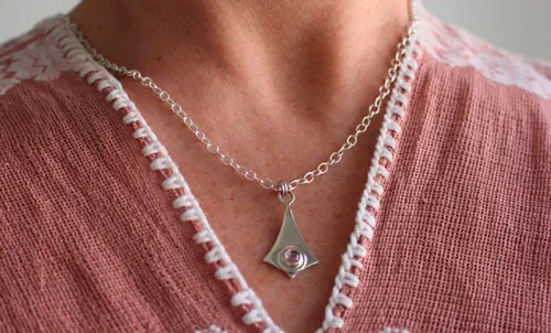 Roz, kite necklace in sterling silver and pink zircon