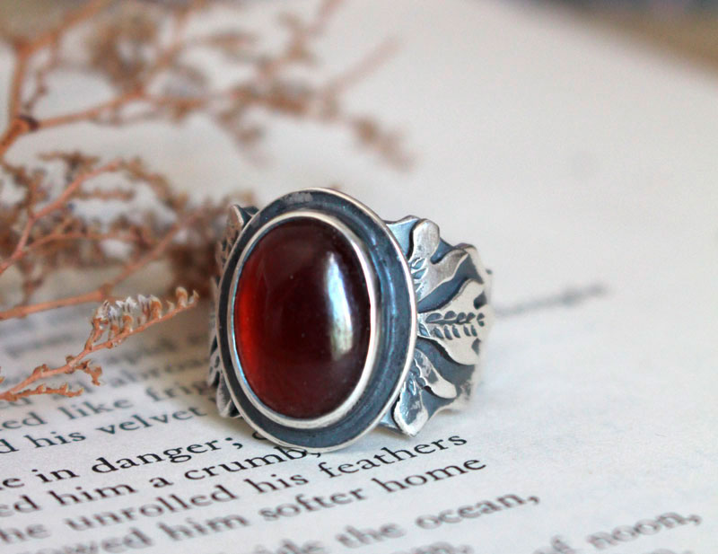 Red leaf, oak ring in silver and garnet