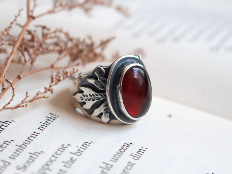 Red leaf, oak ring in silver and garnet