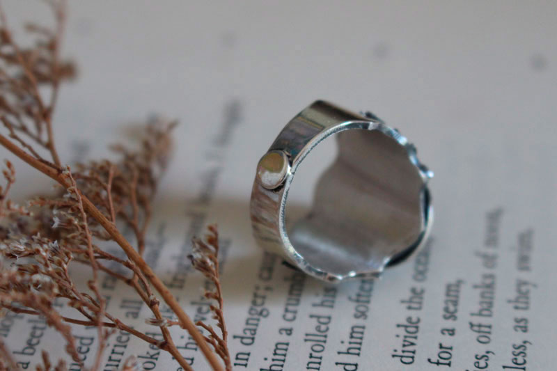 Red leaf, oak ring in silver and garnet