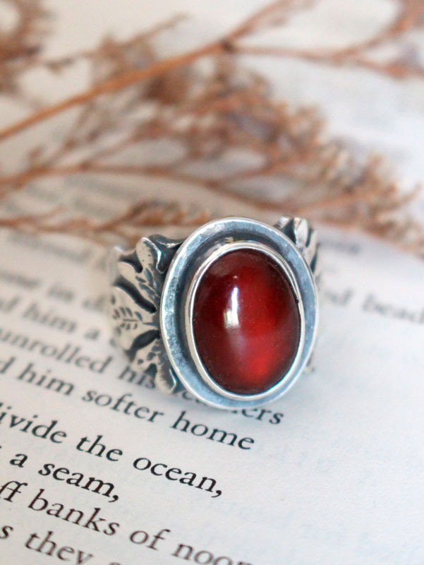 Red leaf, oak ring in silver and garnet