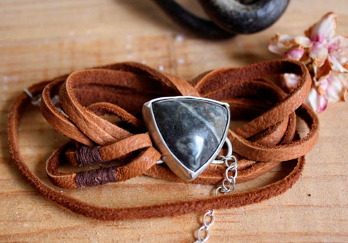 Sagar, sea strength bracelet in silver, leather, and fossil agate