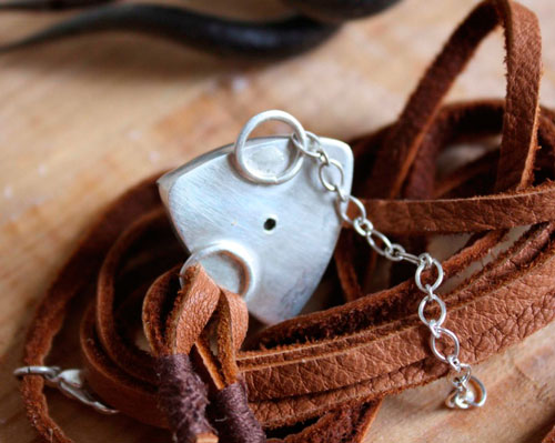 Sagar, sea strength bracelet in silver, leather, and fossil agate