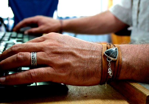 Sagar, sea strength bracelet in silver, leather, and fossil agate
