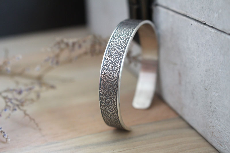 Scent of the Orient, cashmere bracelet in sterling silver