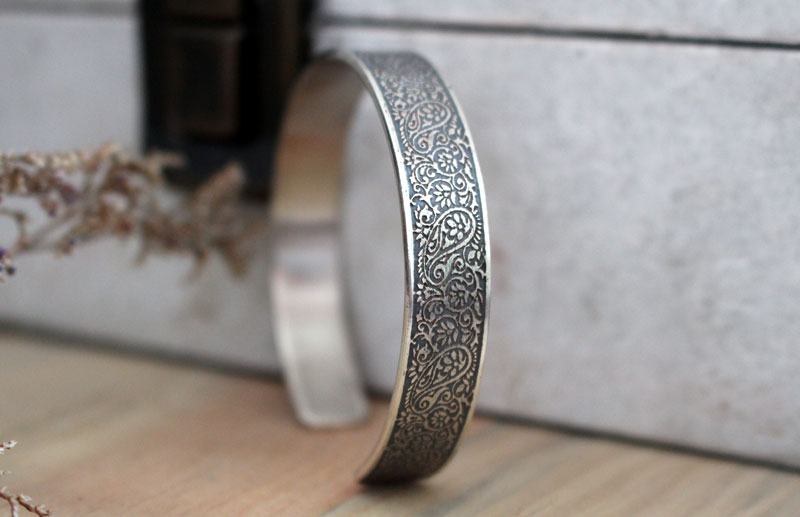 Scent of the Orient, cashmere bracelet in sterling silver