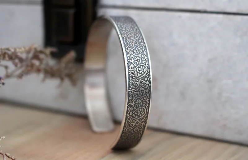 Scent of the Orient, cashmere bracelet in sterling silver