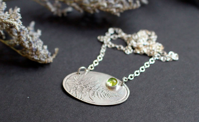 Scent of the undergrowth, fern necklace in silver and peridot