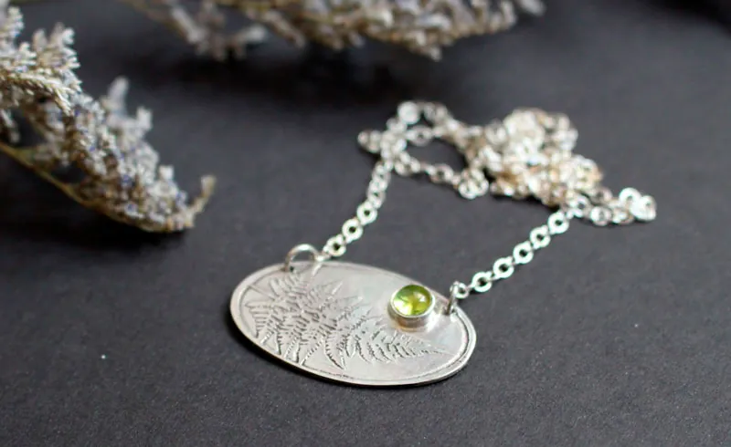 Scent of the undergrowth, fern necklace in silver and peridot