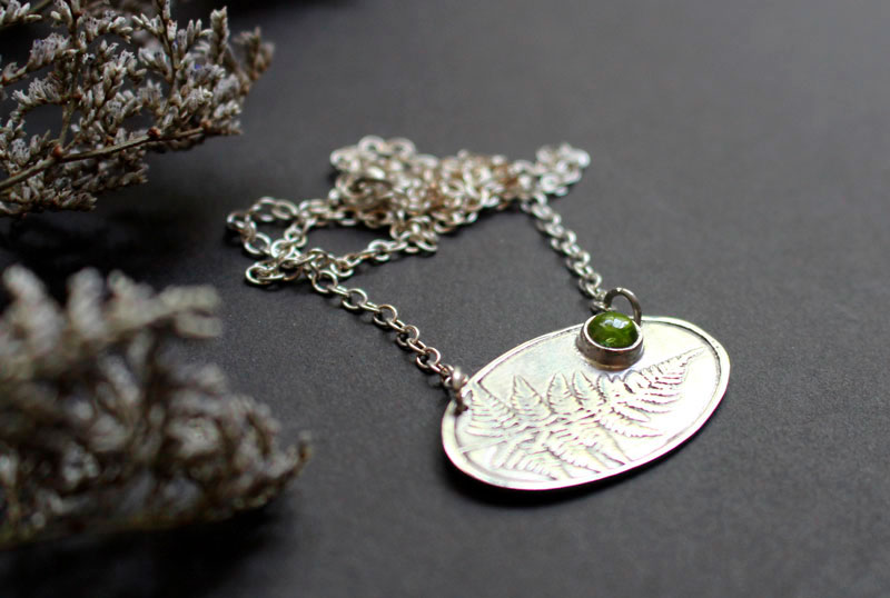 Scent of the undergrowth, fern necklace in silver and peridot