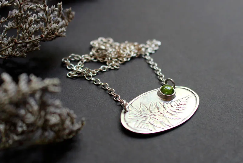 Scent of the undergrowth, fern necklace in silver and peridot