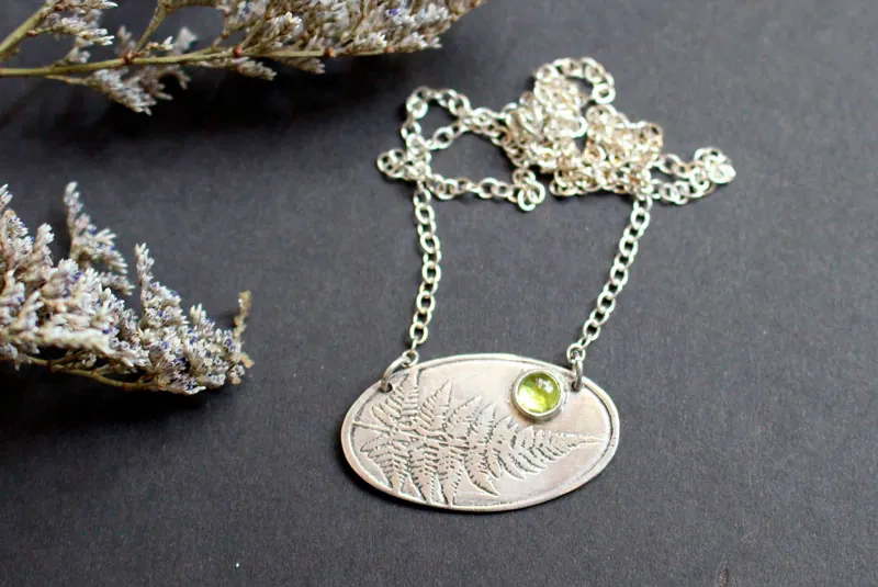 Scent of the undergrowth, fern necklace in silver and peridot